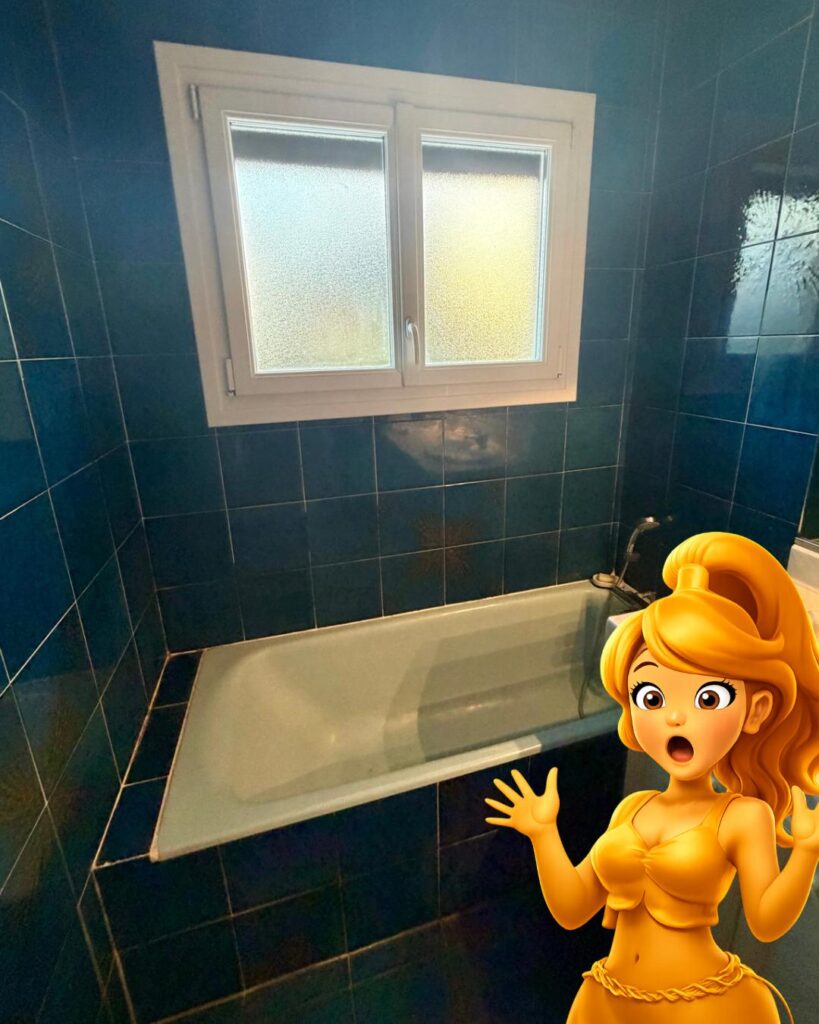 Baignoire dans une salle de bain rétro aux murs de carreaux bleu foncé. Une fenêtre claire éclaire la scène. Personnage doré choqué.