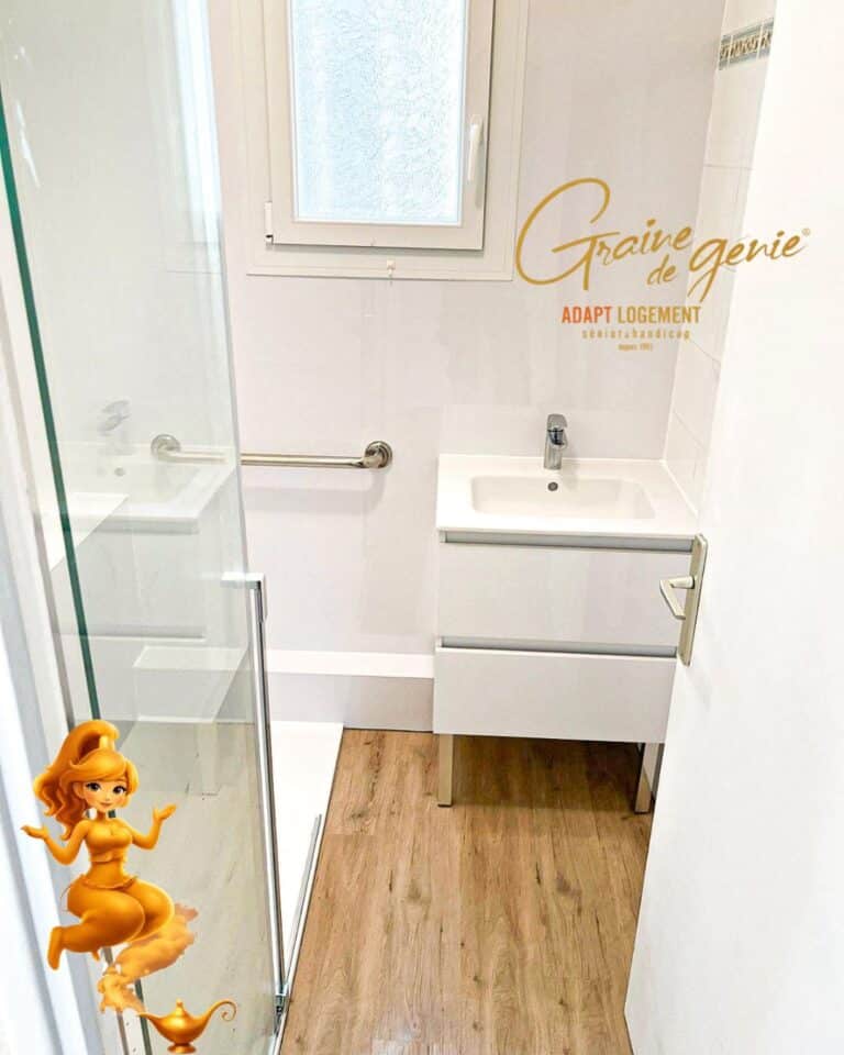 Salle de bain PMR Graine de génie avec douche sécurisée, barre de maintien et meuble vasque adapté senior.