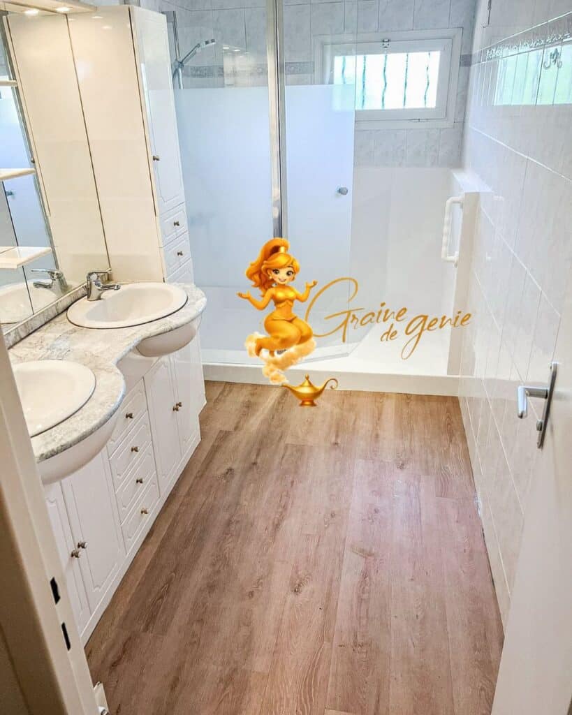 Salle de Bain Rénovée avec Douche et Double Vasque Salle de bain rénovée, double vasque, douche et sol bois. Logo Graine de genie inclus.