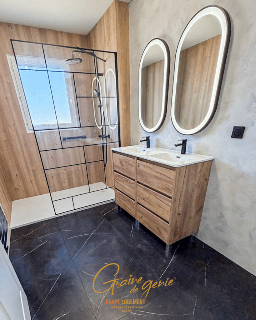 Salle de bain PMR Graine de Génie : douche italienne, vasque bois, miroirs rétroéclairés et carrelage marbre.